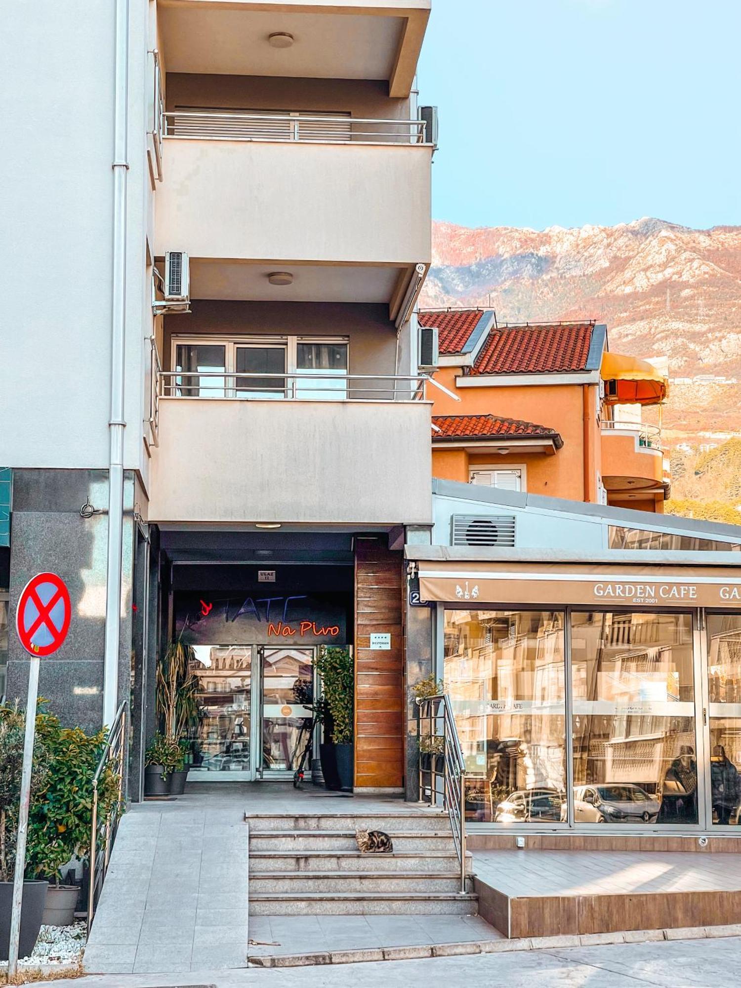 Avr Garden Apartment *